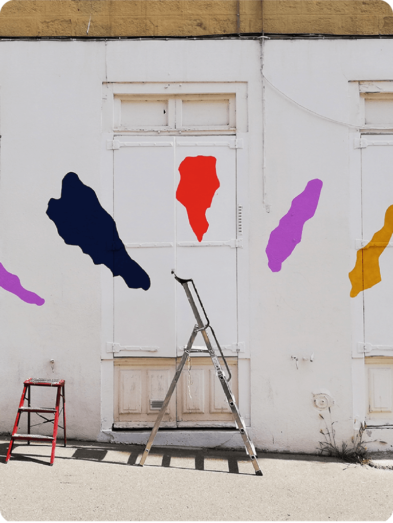 Cette image représente une fresque murale avec, au premier plan un escabeau de peintre.