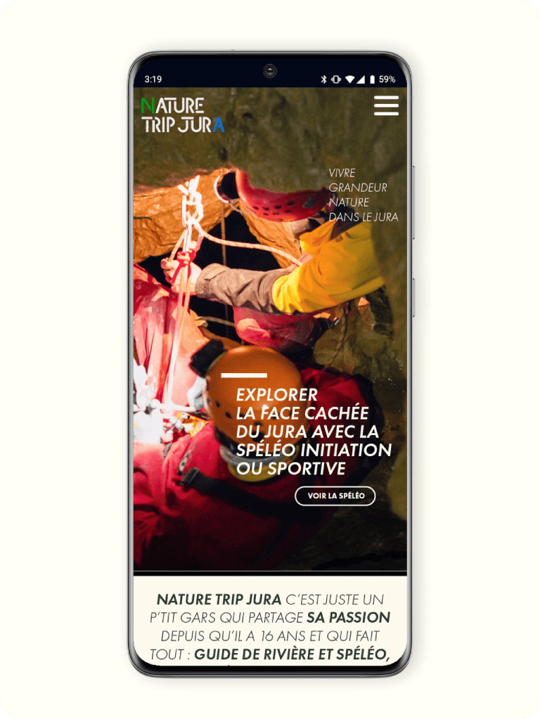 Smartphone qui présente une page d'accueil d'un site internet sur le sport de plein air