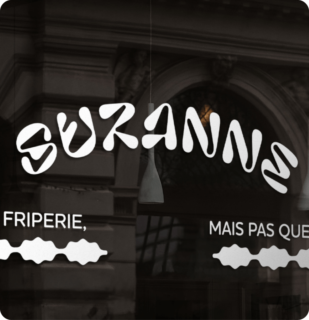 Logotype / pictogramme d'une friperie écrit sur une vitrine de magasin.